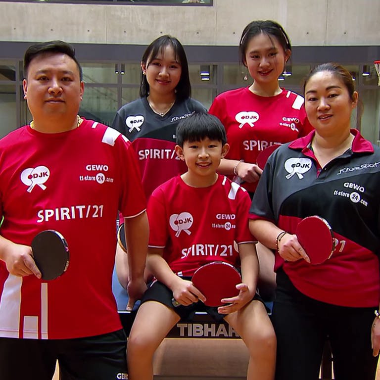 Familie Xu in der Sporthalle (Foto: SWR)