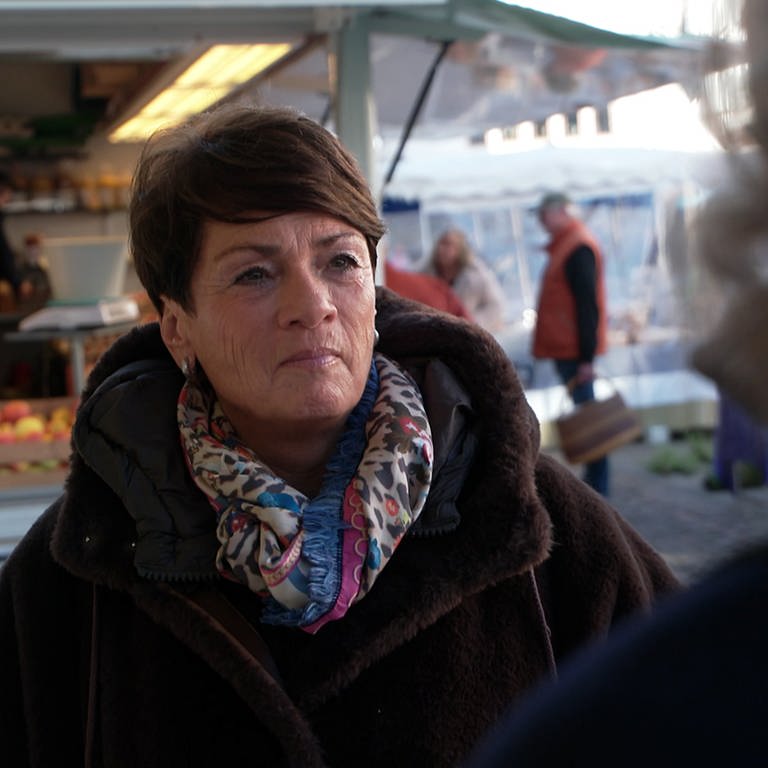 Sonja Faber-Schrecklein steht vor einem Stand auf dem Markt in Kirchheim unter Teck (Foto: SWR)