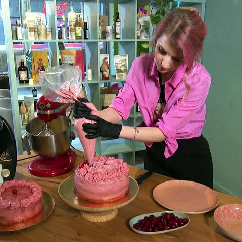 Nadja Prokhorenko verziert eine Torte in ihrem veganen Café in Stuttgart (Foto: SWR)