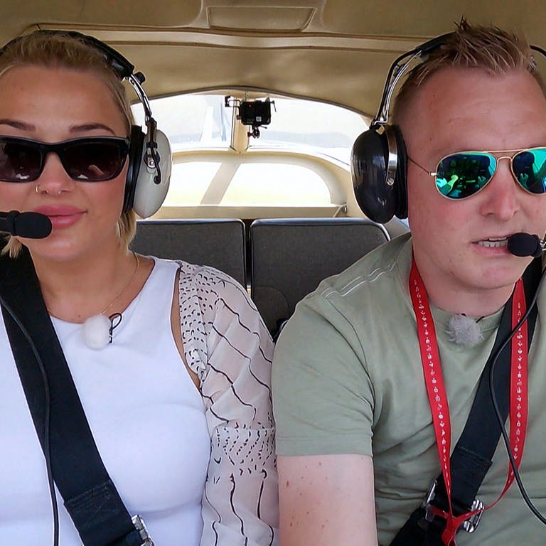 Stadt + Land = Liebe: Bianca und Christian sitzen in einem Flugzeug (Foto: SWR)