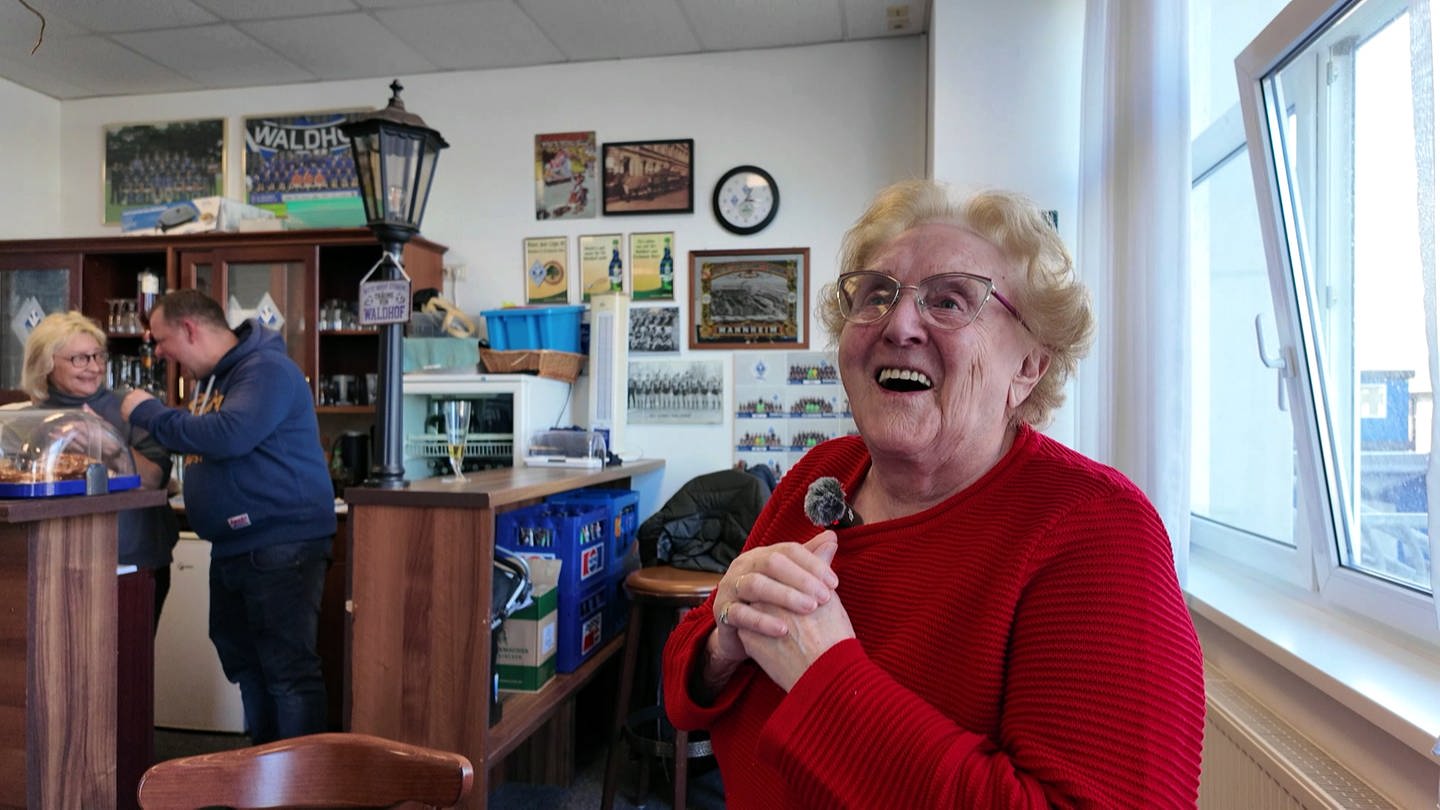 Die 94-jährige Karla steht in der Lounge der Ehrenmitglieder beim SV Waldhof Mannheim und freut sich über ein Tor. (Foto: SWR)