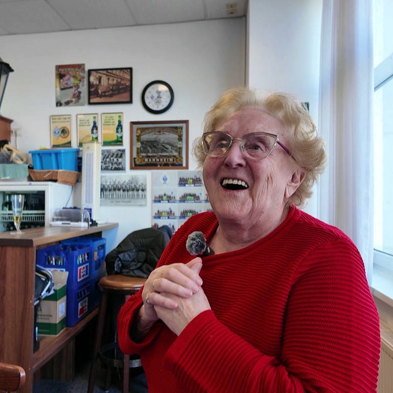 Die 94-jährige Karla steht in der Lounge der Ehrenmitglieder beim SV Waldhof Mannheim und freut sich über ein Tor. (Foto: SWR)