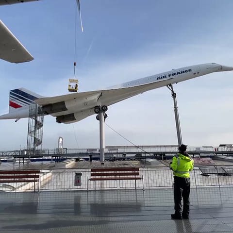 Die Concorde in Sinnsheim wird mithilfe eines Krans geputzt