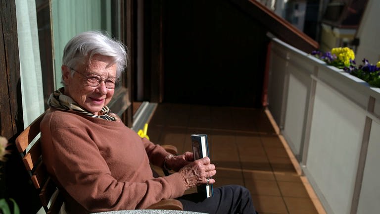 Doris Reymond sitzt auf dem Balkon ihres Hauses im Friedrichsring in Freiburg