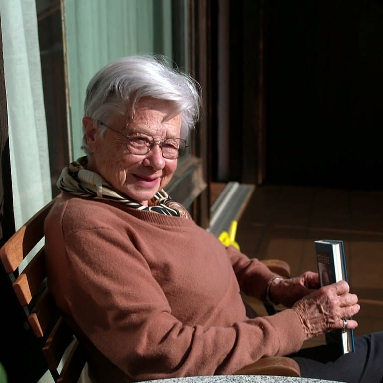 Doris Reymond sitzt auf dem Balkon ihres Hauses im Friedrichsring in Freiburg (Foto: SWR)