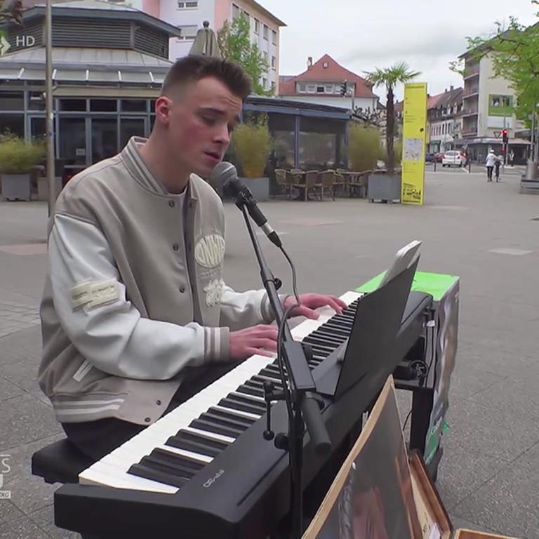 Straßenmusiker Laurin singt für Europa – und die Herzenssache (Foto: SWR)