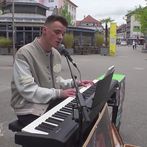 Straßenmusiker Laurin singt für Europa – und die Herzenssache