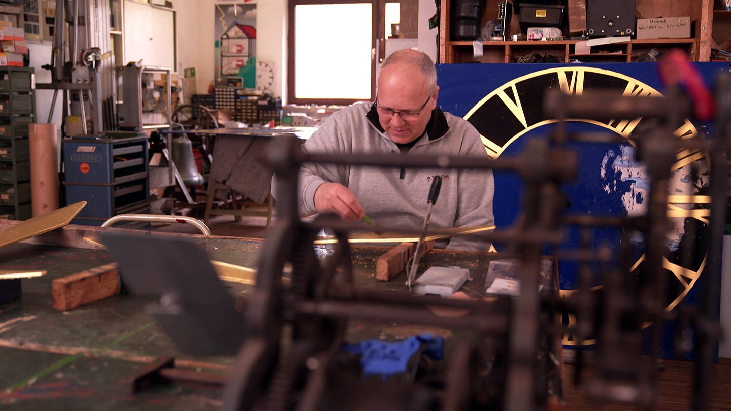Uhrmacher Andreas Walz restauriert in seiner Werkstatt Turmuhren und Ziffenblätter von Kirchtumuhren (Foto: SWR)