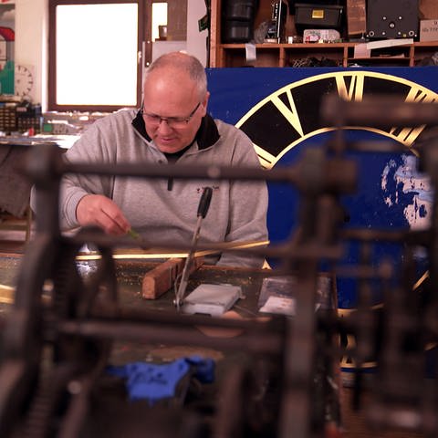 Uhrmacher Andreas Walz restauriert in seiner Werkstatt Turmuhren und Ziffenblätter von Kirchtumuhren