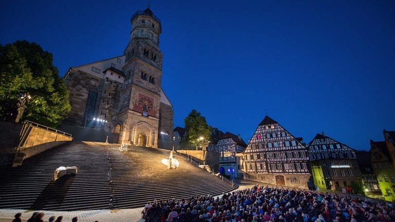 Theateraufführung auf der Großen Treppe vor der Sankt Michaelskirche in Schwäbisch Hall (Foto: picture-alliance / dpa, picture-alliance / dpa -)