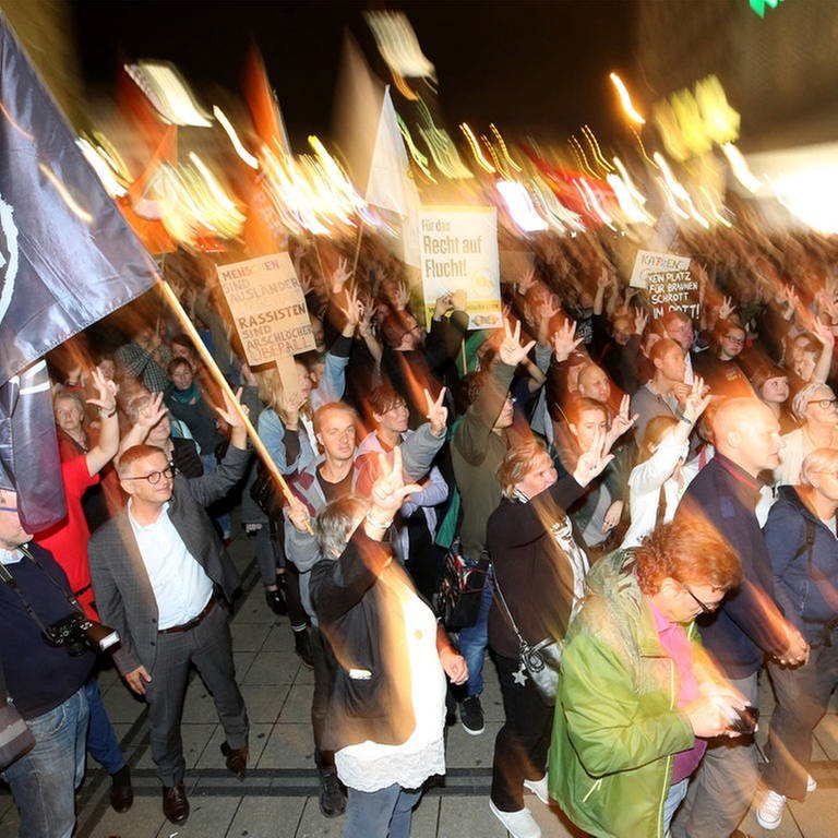 Demonstranten bei einer Kundgebung «#WIRSINDMEHR - Aufstehen gegen rechte Hetze» (Foto: picture-alliance / dpa, dpa - Roland Weihrauch)