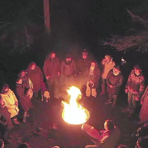 Ritual um ein Lagerfeuer