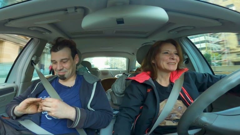 Susanne bauer sitzt mit ihrem Sohn Denis im Auto