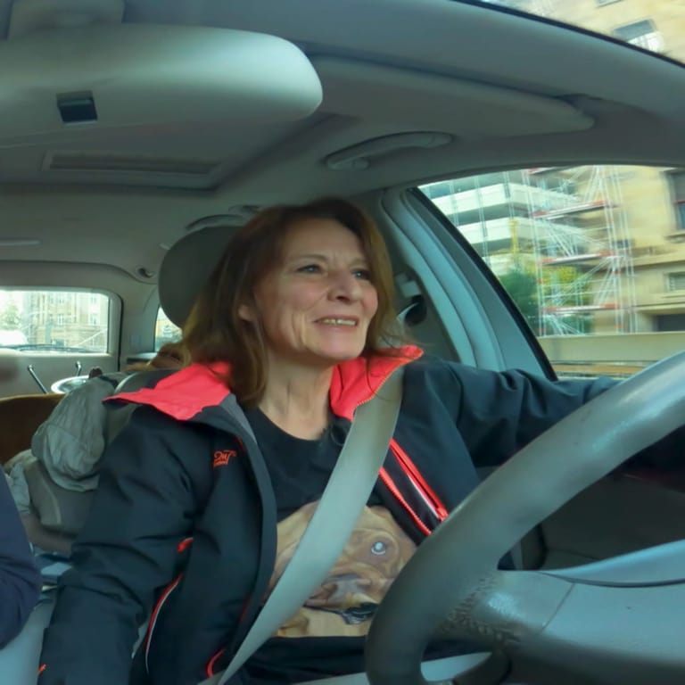 Susanne bauer sitzt mit ihrem Sohn Denis im Auto