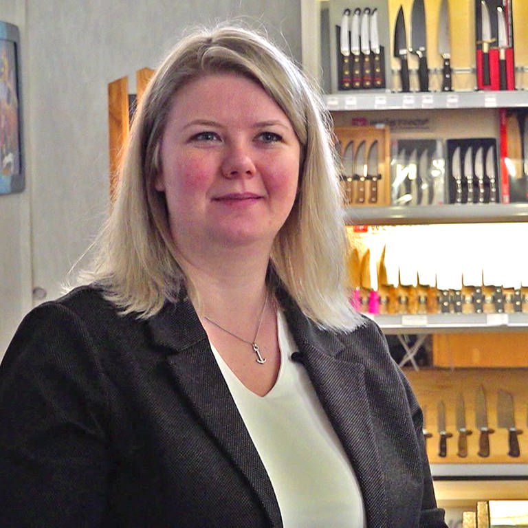 Katalin Stiess in ihrem Haushaltswarengeschäft in Pforzheim