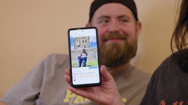 Instagram-Seite auf Handy. Ein Mann sitzt im Hintergrund (Foto: SWR)