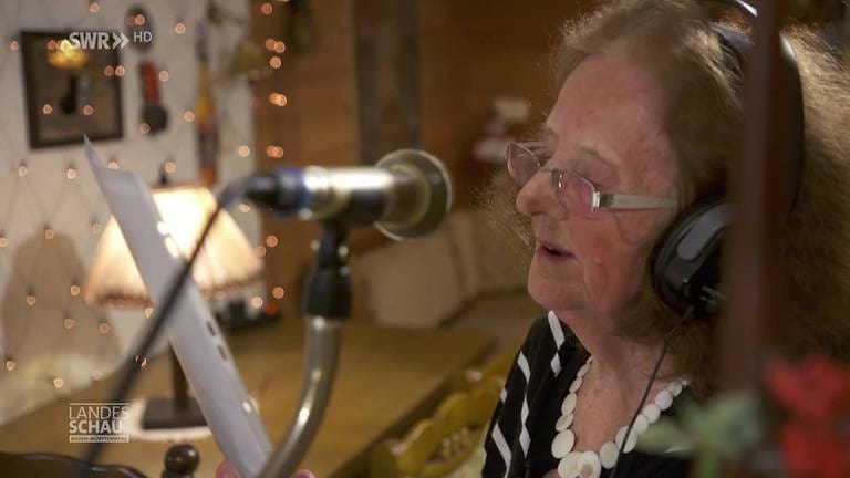 Ältere Frau singt