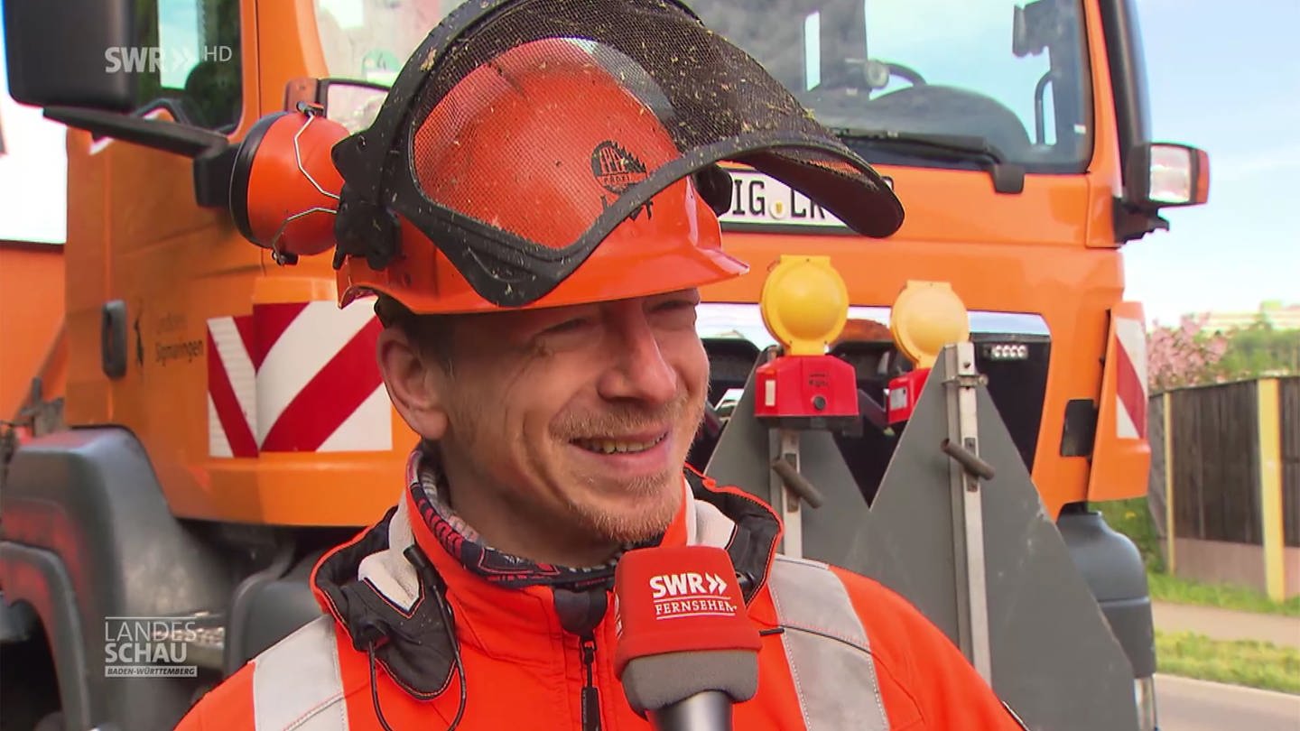 Björn Hofmann liebt seinen Job als Straßenwärter. (Foto: SWR)