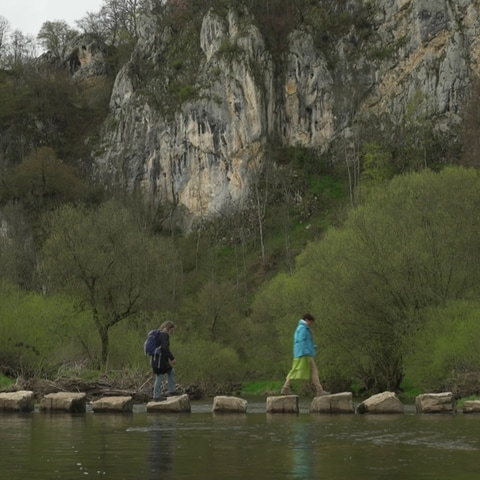 Wanderer überqueren die Donau bei Fridingen