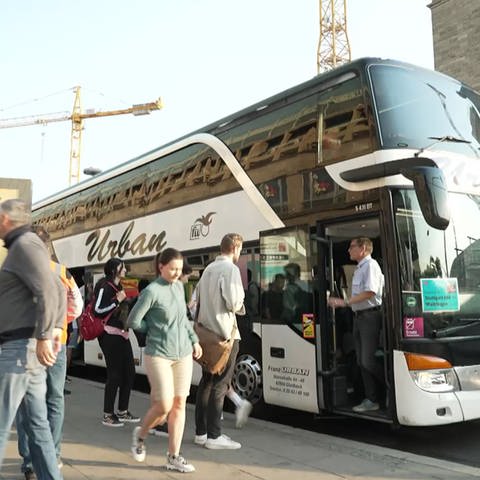 Busfahrer und Gäste (Foto: SWR)