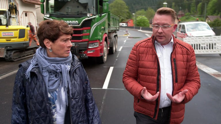 Sonja Faber-Schrecklein und Bürgermeister Michael Ruf in Baiersbronn (Foto: SWR)