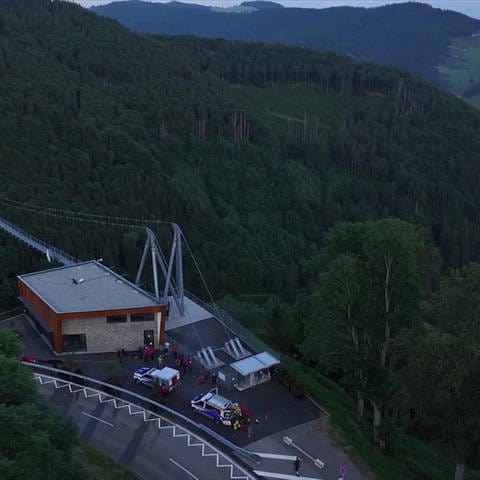 Bergwacht-Übung an Hängebrücke