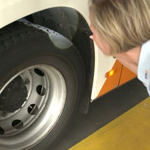 Frau kontrolliert Reifen (Foto: SWR)