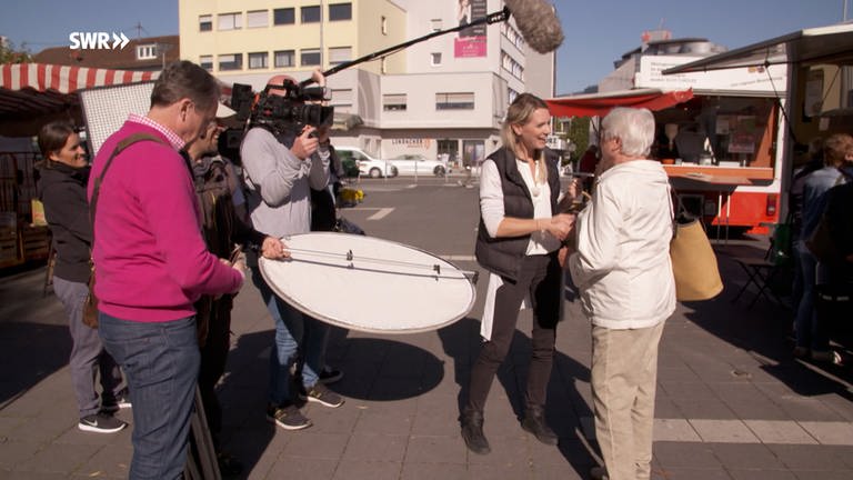 Reporterin mit Filmteam trifft Passantin in Böblingen