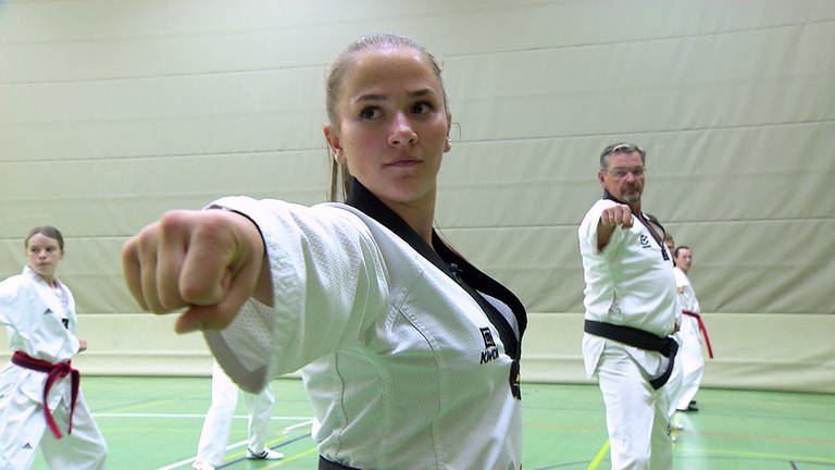Taekwondo-Kämpferin Rebekka macht eine Faust 