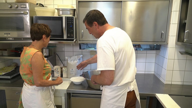 Sonja Faber-Schrecklein, die Reporterin, steht mit einem Koch in einer Küche