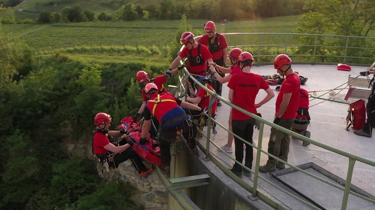 Leute der Bergwacht seilen sich von einem Turm ab.  (Foto: SWR)