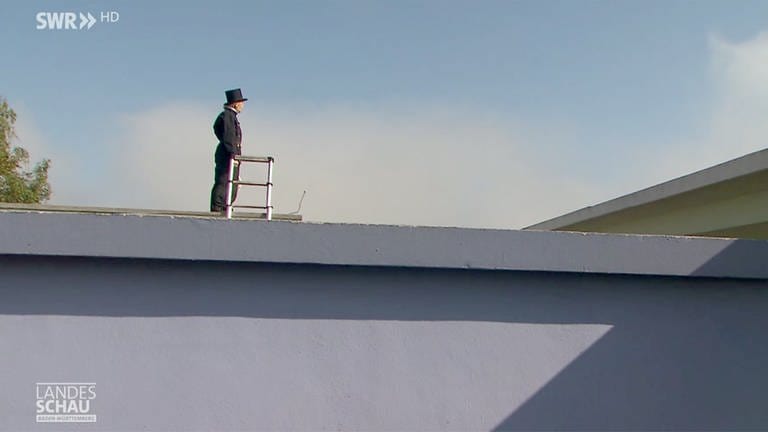 Schornsteinfegerin auf einem Dach (Foto: SWR)