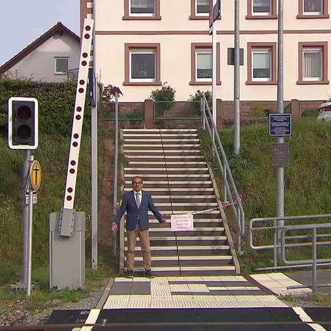 Treppe am Bahnübergang (Foto: SWR)