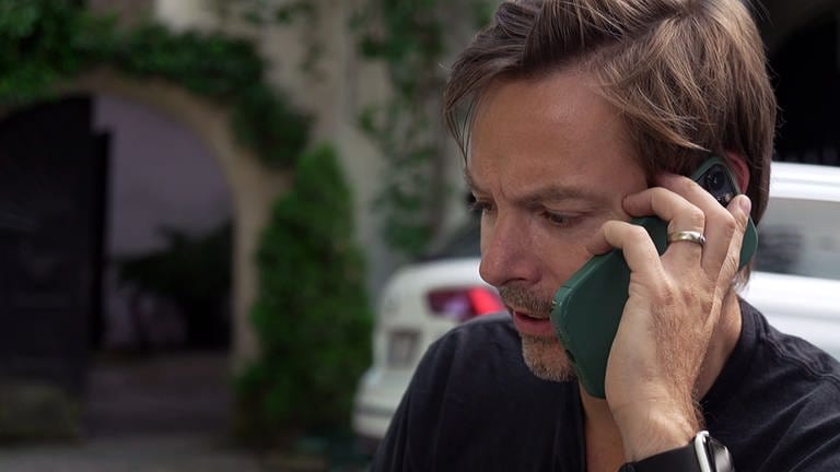 Felix Graf Adelmann telefoniert auf seinem Weingut (Foto: SWR)