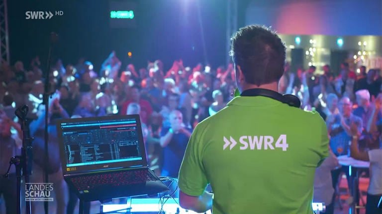 DJ mit Publikum beim SWR4-Festival