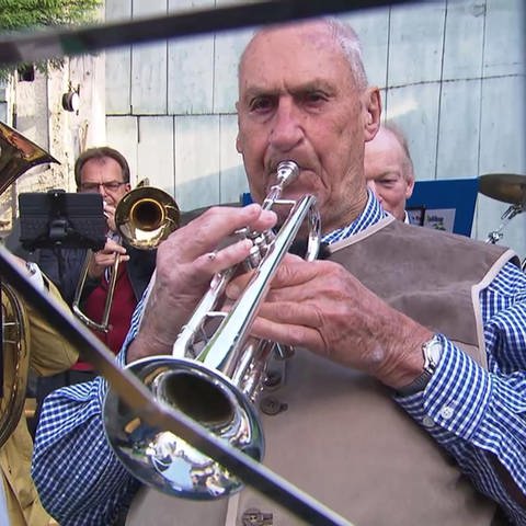 Ewald Braun spielt die Trompete (Foto: SWR)