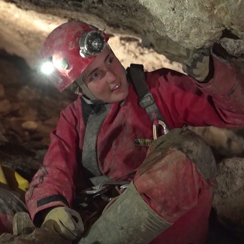 Katharina Bitzer in einer Höhle