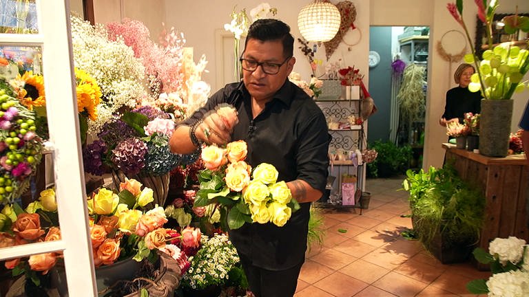 Luis Gomez macht einen Blumenstrauß in seinem Blumenladen in Waldenbuch