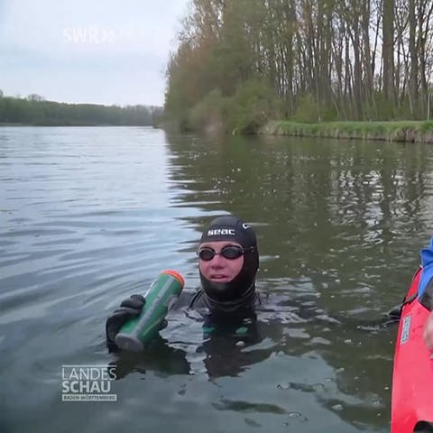 zwei Männer in der Donau