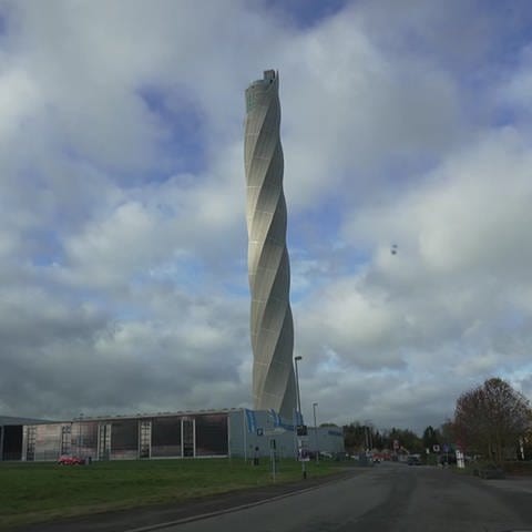 Der Aufzugtestturm in Rottweil aus der Ferne (Foto: SWR)