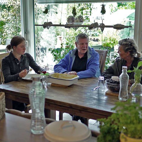Kinderdorf Oberberken - Mädchen, Vater und Pflegemutter sitzen am Tisch in der Küche