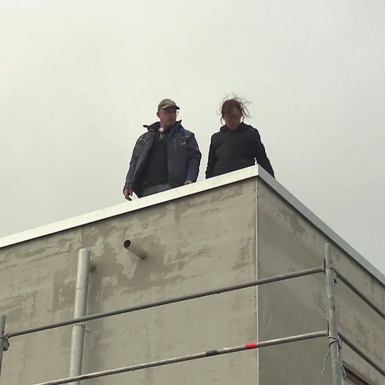 Installateure auf einem Dach