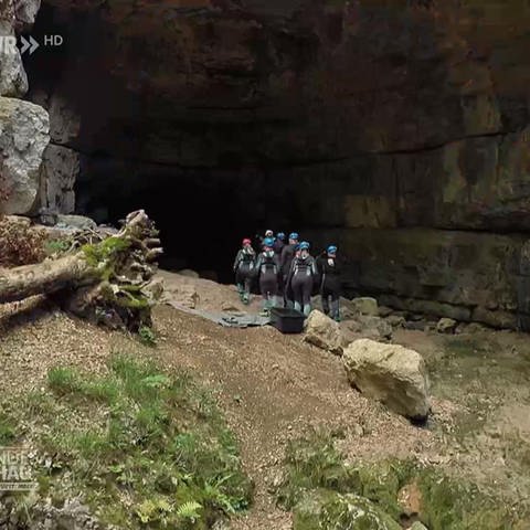 Gruppe auf dem Weg in die Höhle