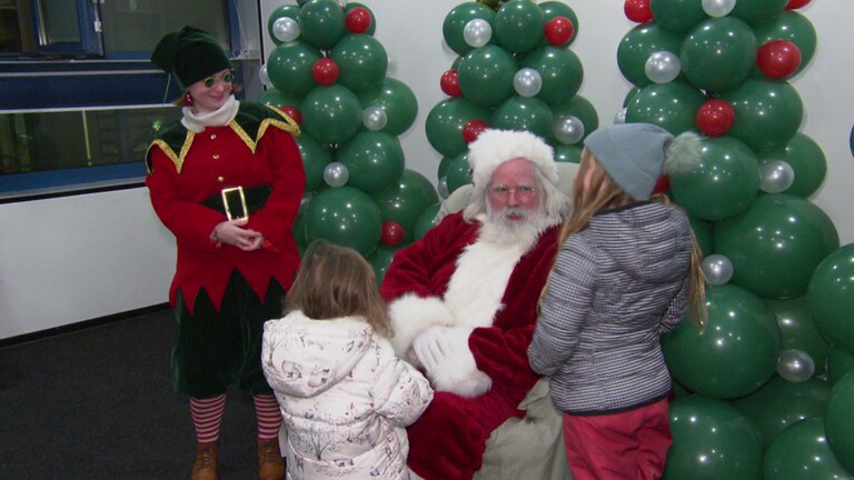 Weihnachtsmann spricht mit Kindern