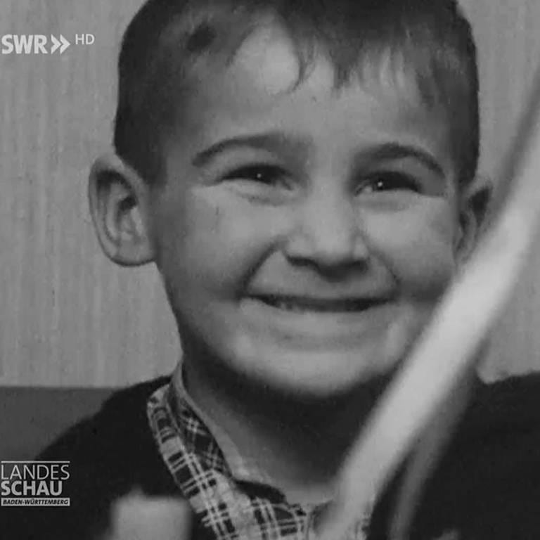 Schwarz-Weiß-Aufnahme eines Jungen (Foto: SWR)