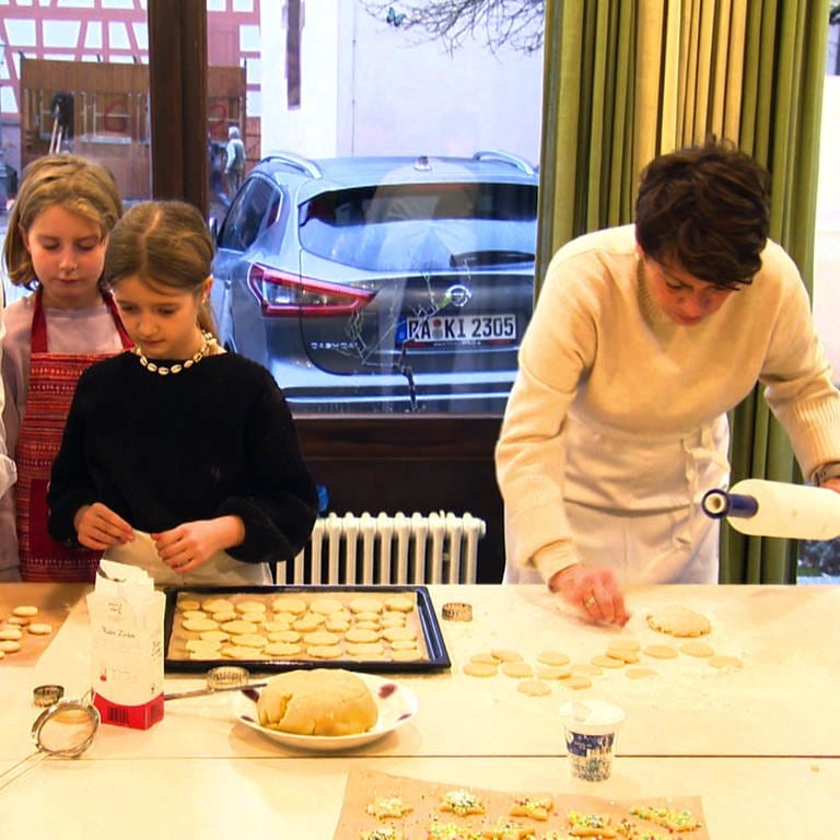 Backtion in Loffenau: Kinder und Erwachsene backen Weihnachtsplätzchen. Mit dabei ist Sonja Faber-Schrecklein (Foto: SWR)
