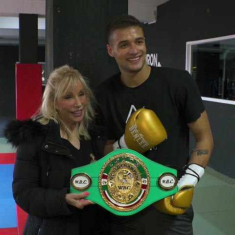 Maria Weller mit dem Boxer und Juniorenweltmeister Luca Cinqueoncie