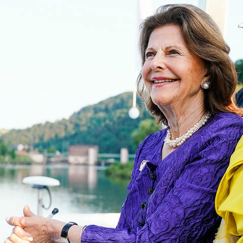 Königin Silvia von Schweden steht an Bord eines Schiffs der Weißen Flotte bei einer Benefizveranstaltung zugunsten der World Childhood Foundation.