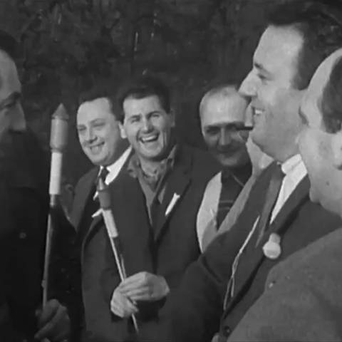 Männer um 1960 mit Silvesterraketen