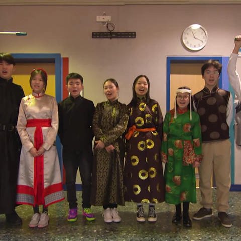 Mongolen zu Beusch in Dorfschule (Foto: SWR)